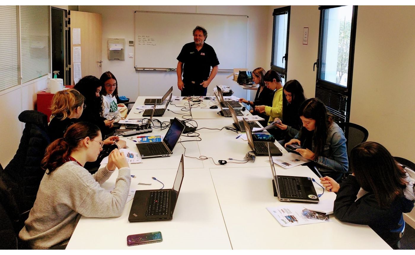 Girls R coding Nantes robots